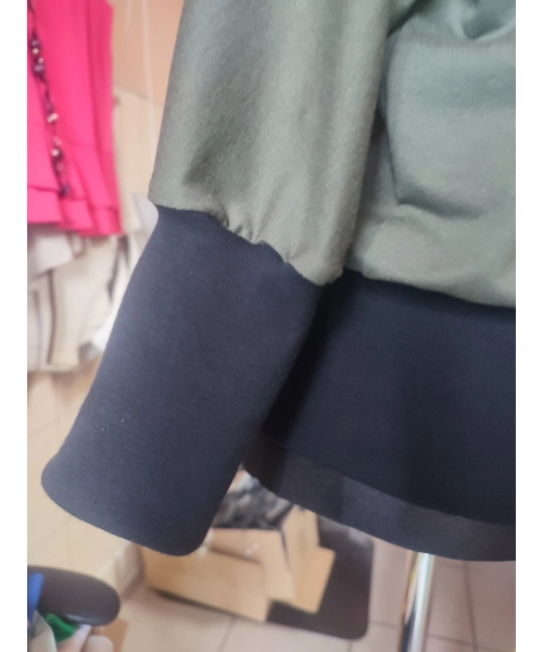 Sportowa bluzka ze ściągaczami i z golfem - khaki i czarny